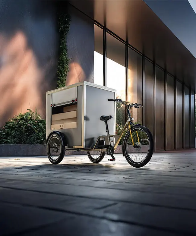 Vélo cargo circulant dans un environnement urbain écologique