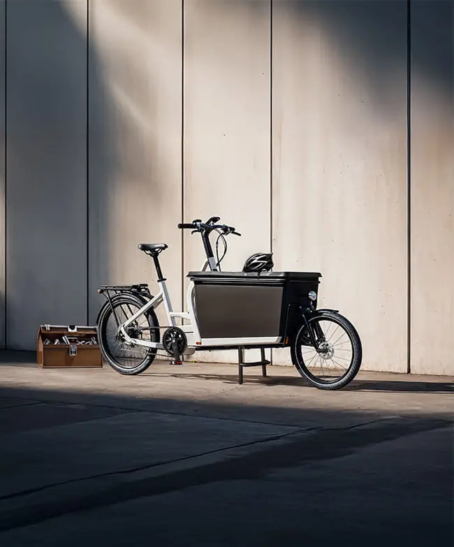 Livreur souriant sur un vélo cargo brandé